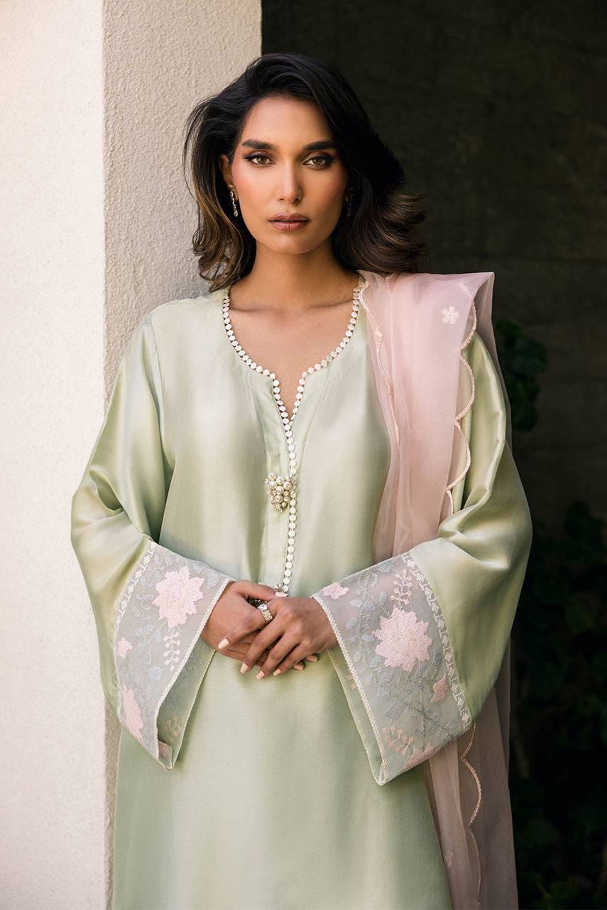 Deepak Perwani | Eid Edit 25 | Kut329 by Maria Faisal - Registered Vendor of : Deepak Perwani - type : Ladies Clothes - 100% original wedding dresses