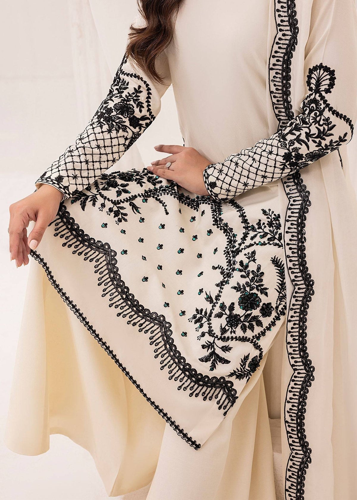 Jamnii | Silk Ivy | Noir Pearl by Maria Faisal - Registered Vendor of : Jamnii - type : Ladies Clothes - 100% original wedding dresses