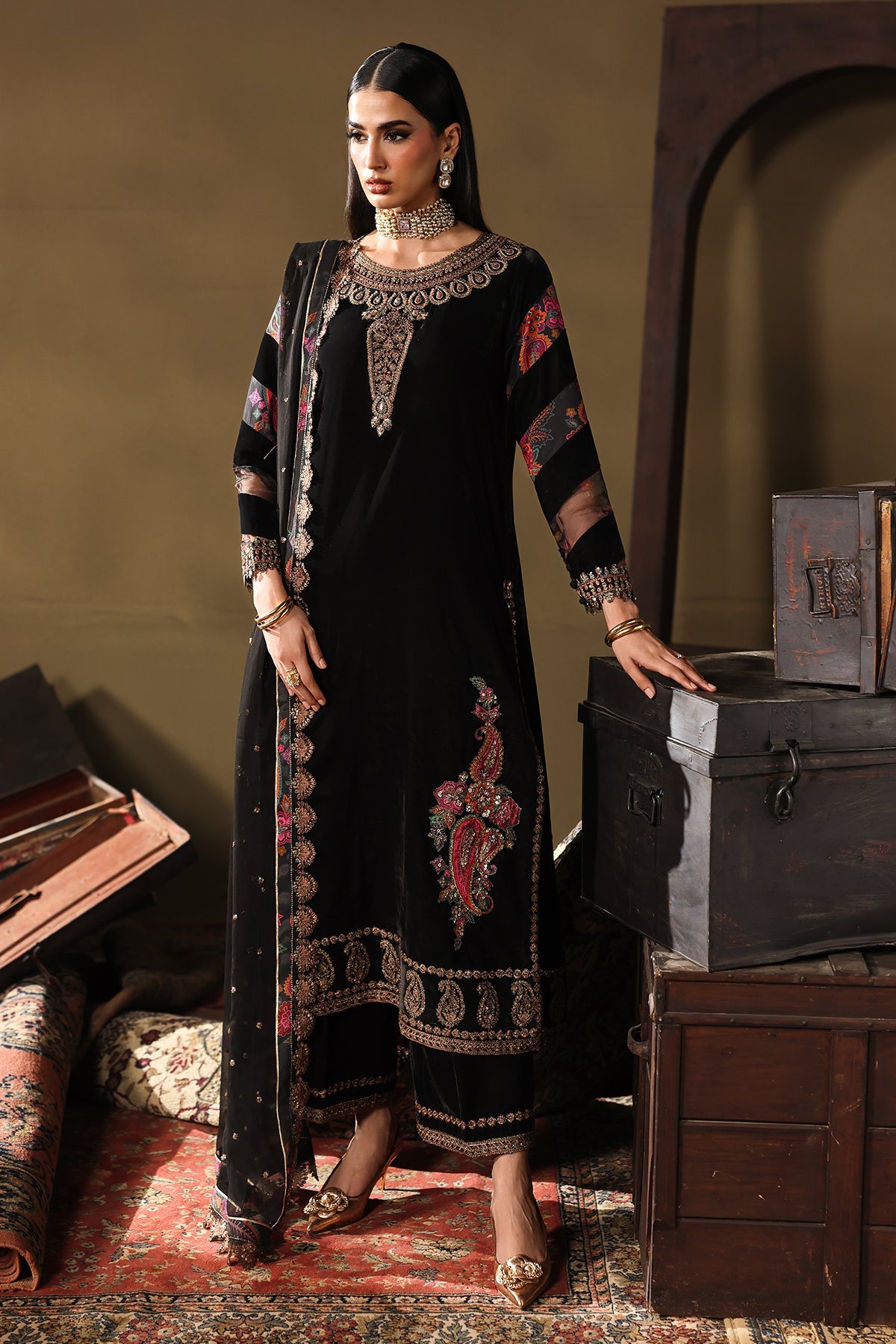 CVT5-01 – authentic Pakistani dress from the Signora Velvet 25 collection for women in the UK