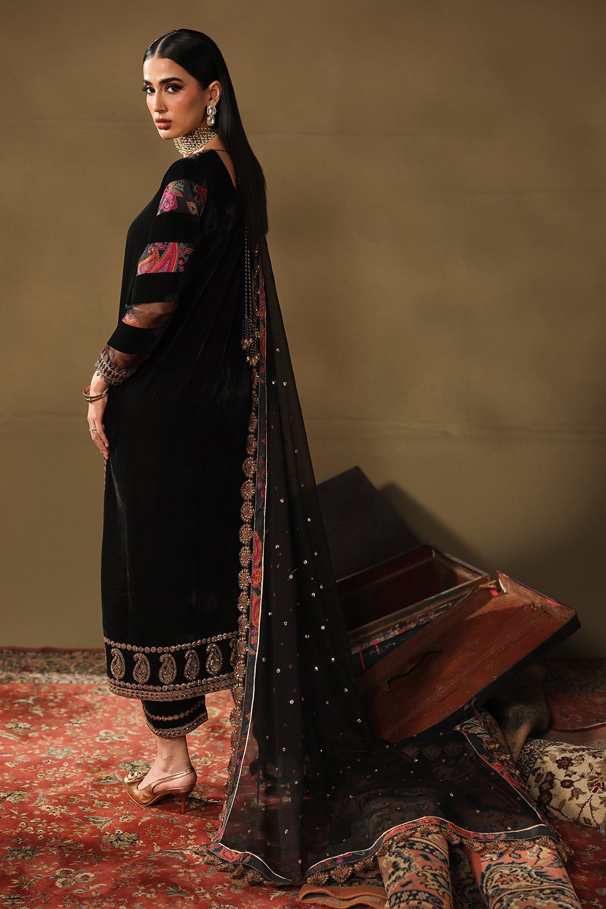 CVT5-01 – authentic Pakistani dress from the Signora Velvet 25 collection for women in the UK