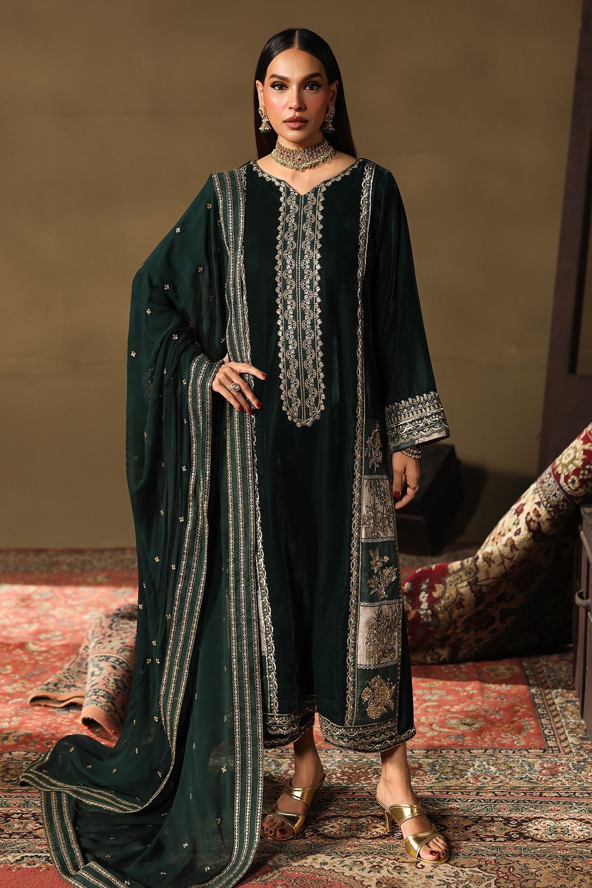 CVT5-05 – authentic Pakistani dress from the Signora Velvet 25 collection for women in the UK