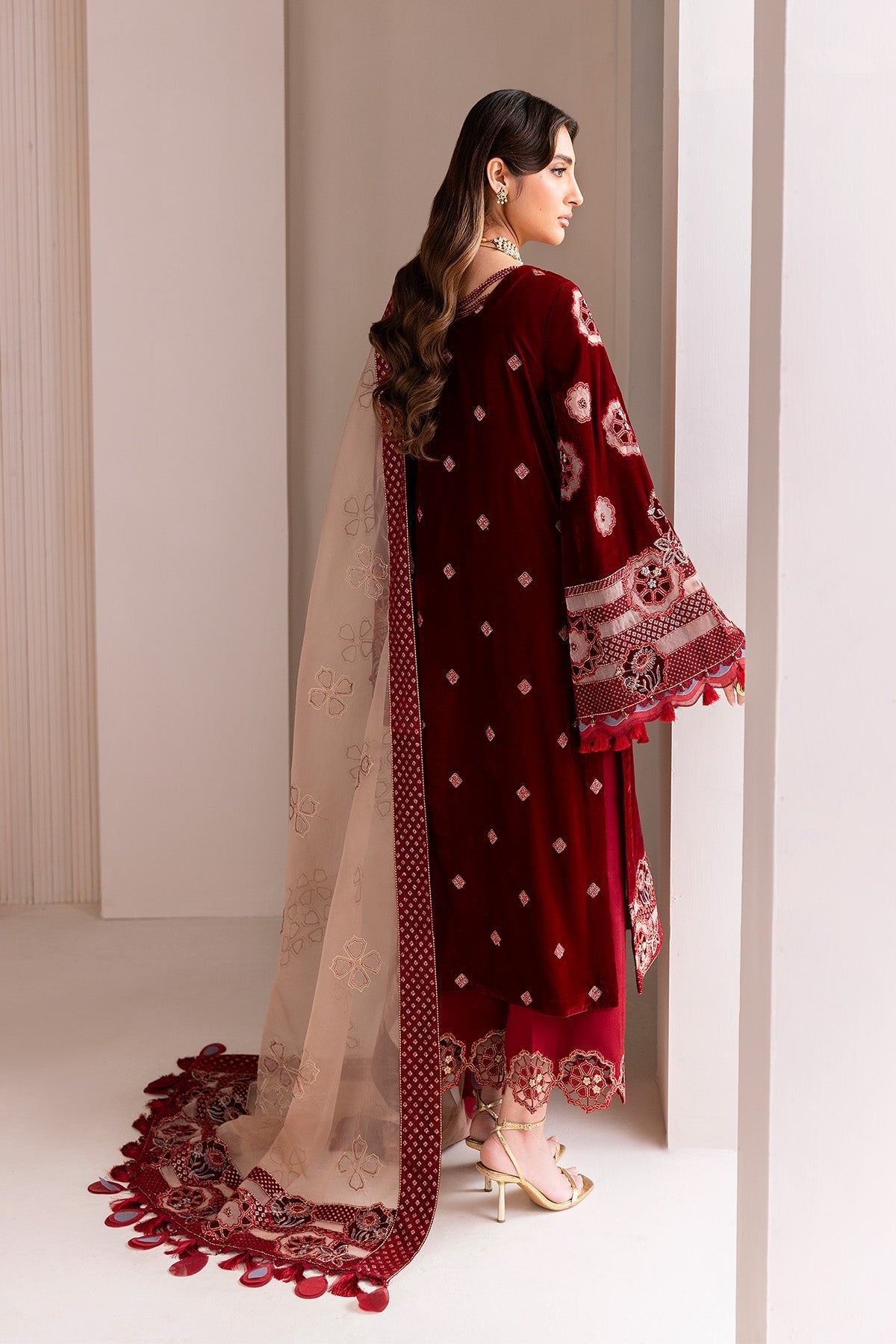 Velzari – authentic Pakistani dress from the Makhmal Luxury Velvet Edit collection for women in the UK