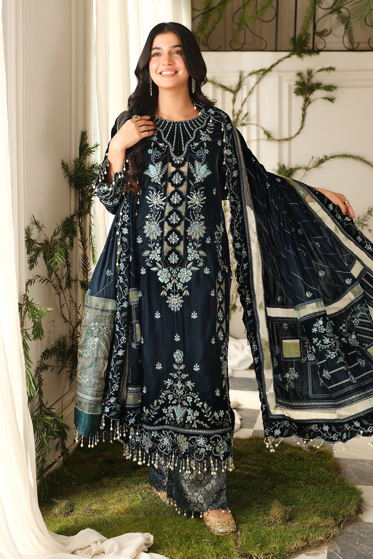 Raeesa Premium | Sheen Luxury Velvet | Zeve - Ladies Clothes - Maria Faisal