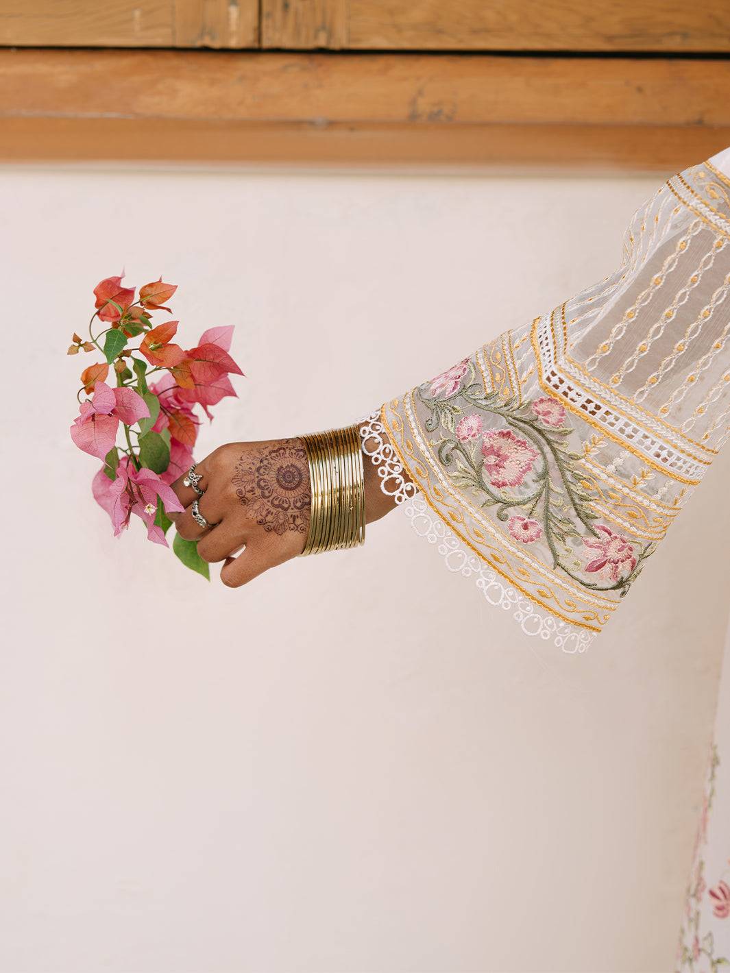 Mahnur | Shanaya Luxury Lawn 25 | Elnaz by Maria Faisal - Registered Vendor of : Mahnur - type : Ladies Clothes - 100% original wedding dresses