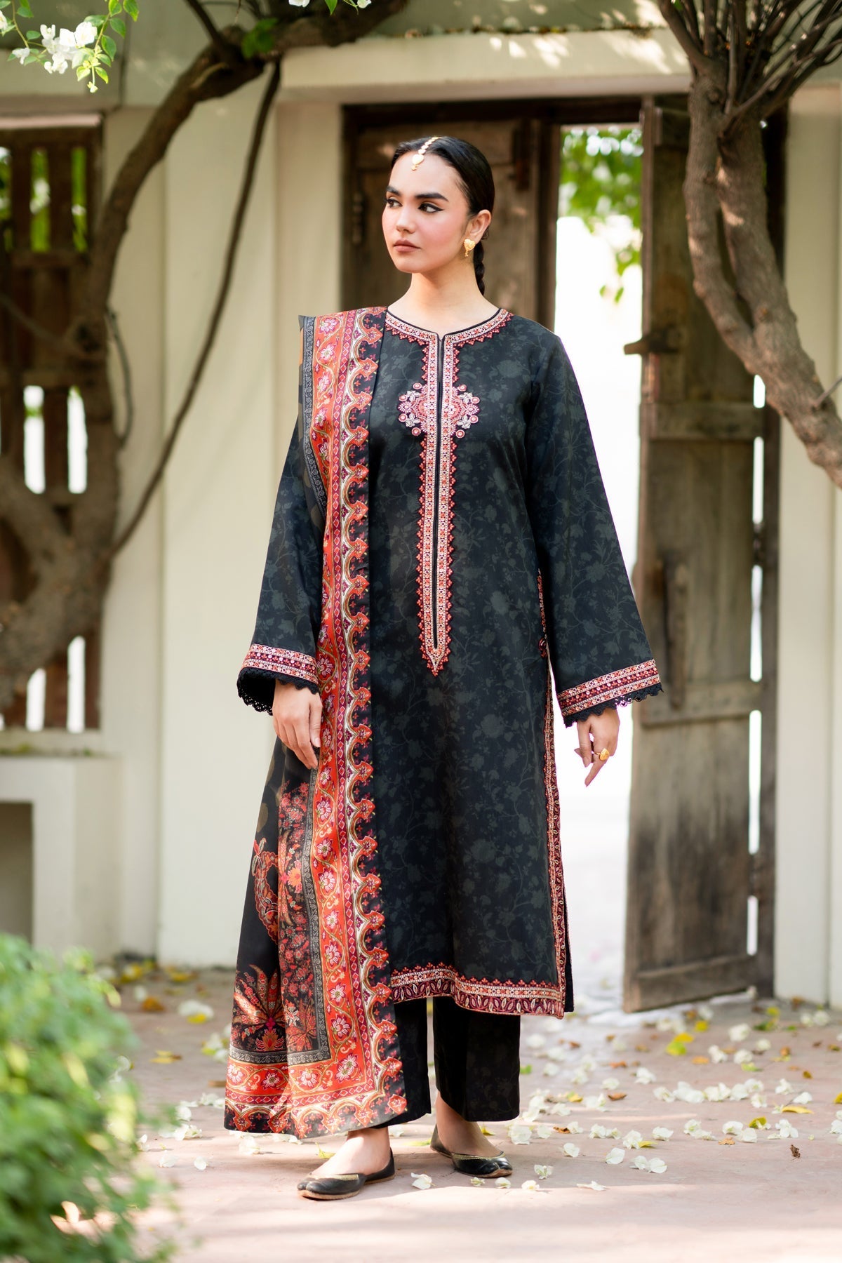 Xenia Formals | Autumn Refresh | ESAAD - is Black dress from Xenia Formals - Ladies Clothes - Maria Faisal